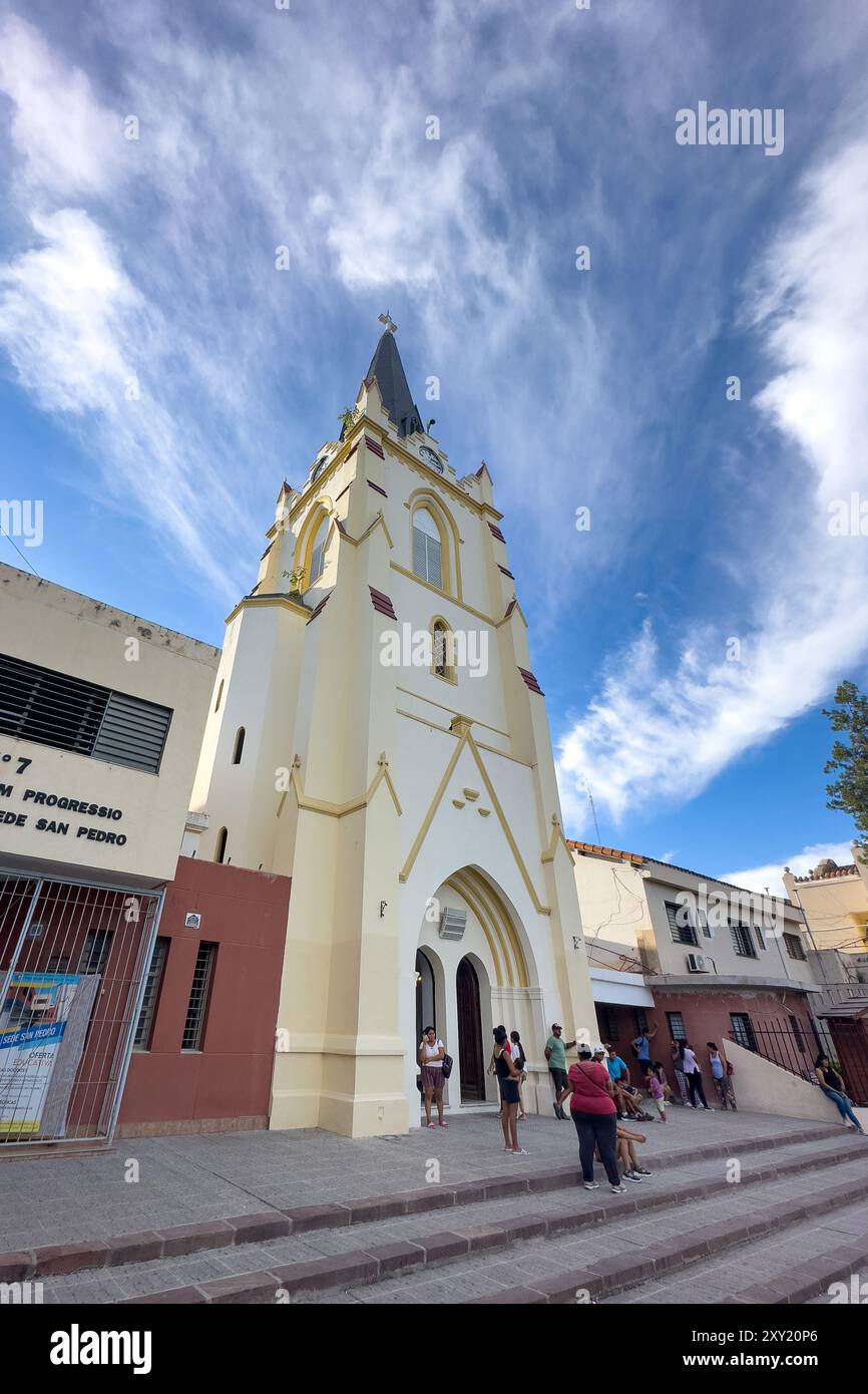 St. Peter der Apostel Kirche in San Pedro de Jujuy, Argentinien, mit Menschen vor der Tür. Stockfoto