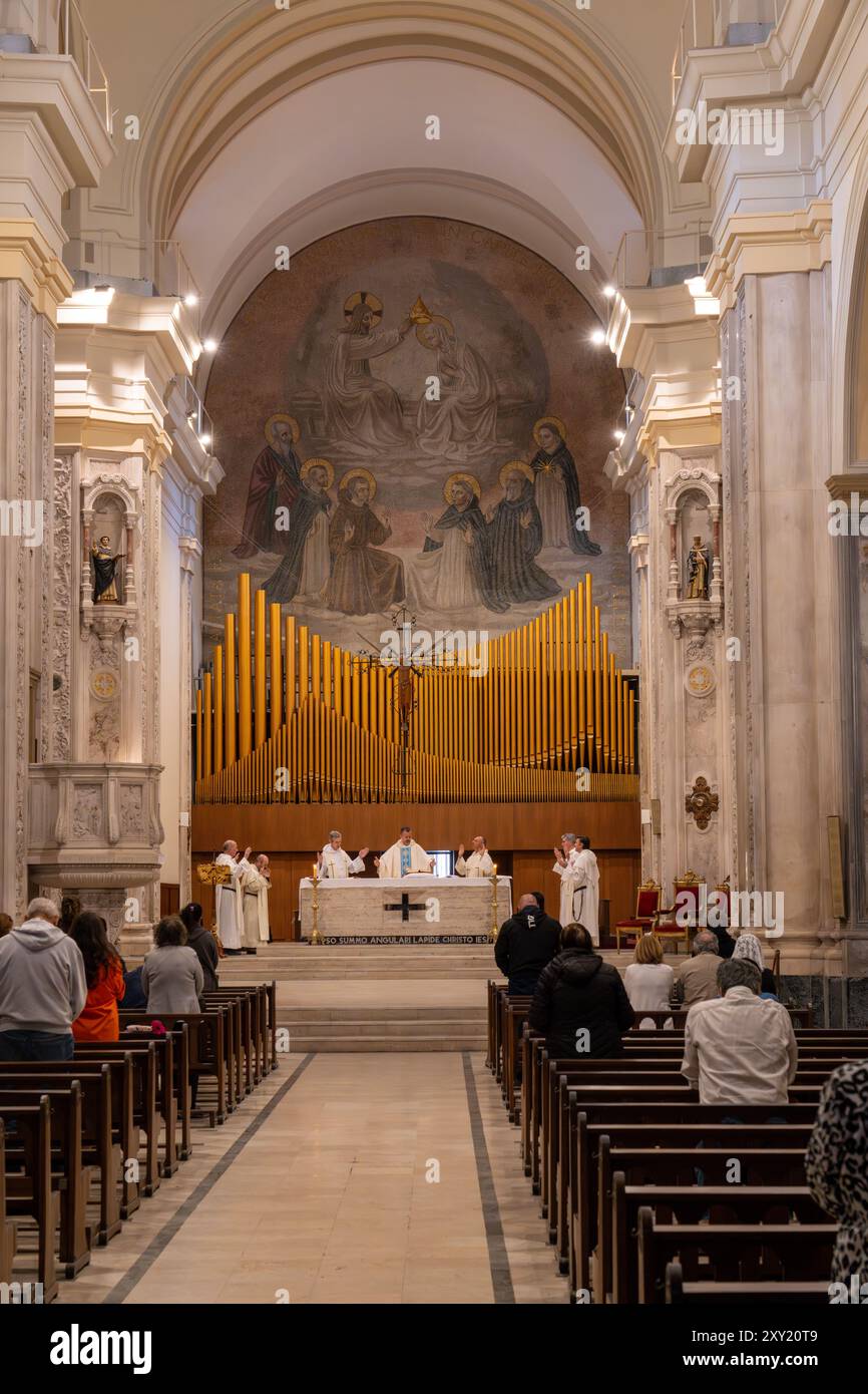 Messe in der Basilika unserer Lieben Frau vom Rosenkranz und im Kloster Santo Domingo in Buenos Aires, Argentinien. Auch Santo Domingo Convent genannt. Stockfoto