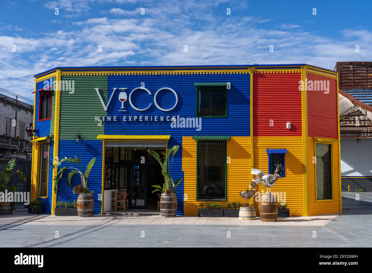 Ein bunt bemalter Weinladen in La Boca, bemalt wie die Gebäude auf Caminito. Buenos Aires, Argentinien. Stockfoto