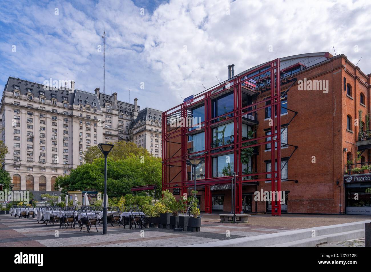& Ein Restaurant in einem renovierten Lagerhaus in Puerto Madero, Buenos Aires, Argentinien. Dahinter befindet sich das Libertador-Gebäude, in dem das Verteidigungsministerium untergebracht ist. Stockfoto