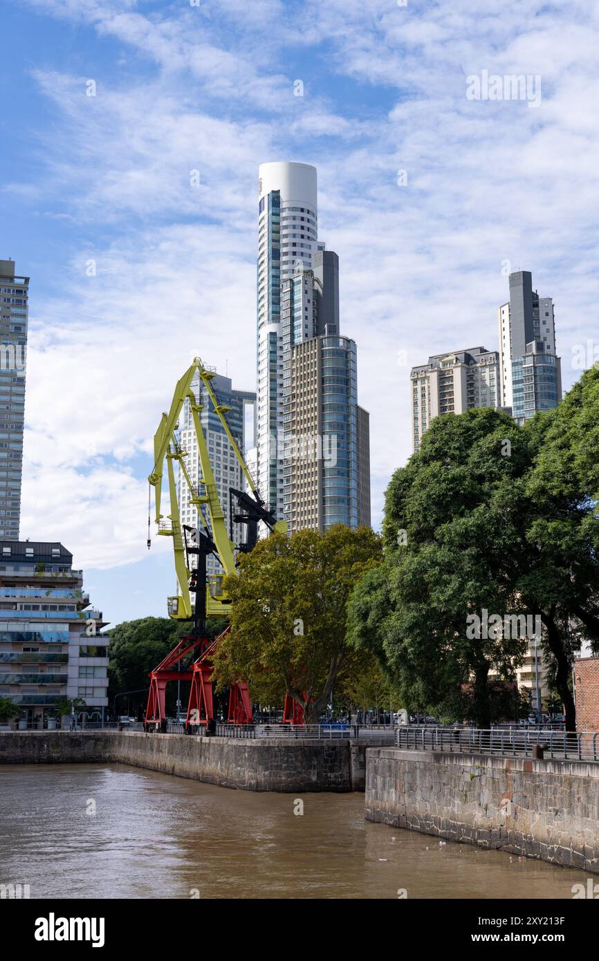 Der Alvear Tower in Puerto Madero ist das höchste Gebäude in Buenos Aires, Argentinien. Dock 3 befindet sich im Vordergrund. Stockfoto