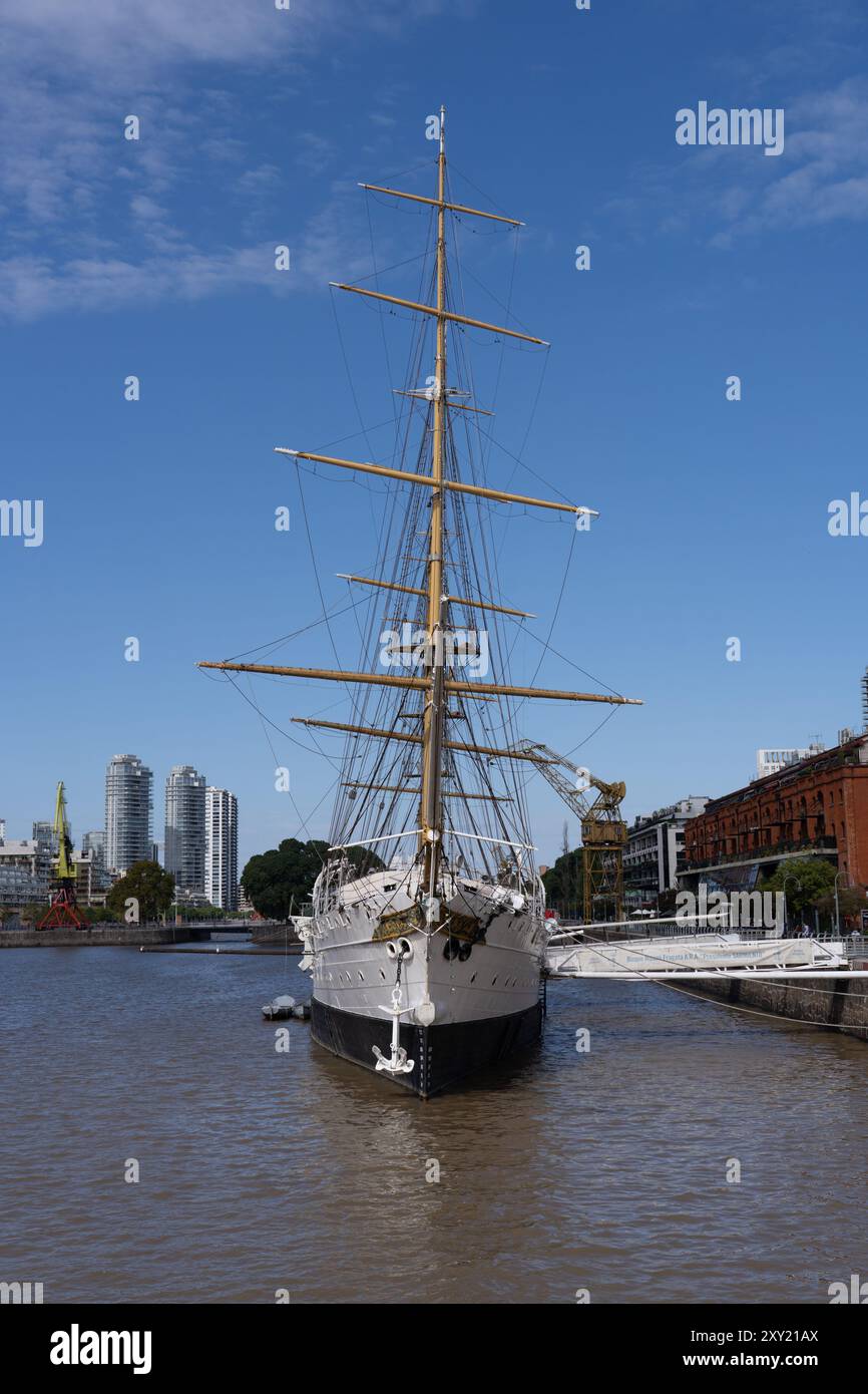 Die ARA Presidente Sarmiento, ein Museumsschiff in Puerto Madero in Buenos Aires, Argentinien. Stockfoto