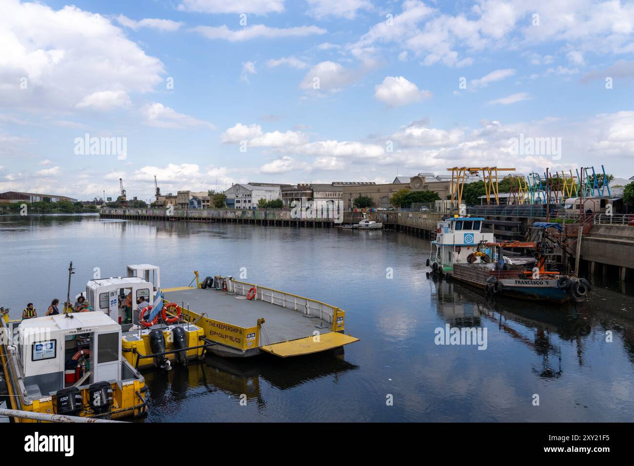 Arbeitsboote in La Vuelta de Rocha am Fluss Matanza in La Boca, Buenos Aires, Argentinien. Stockfoto