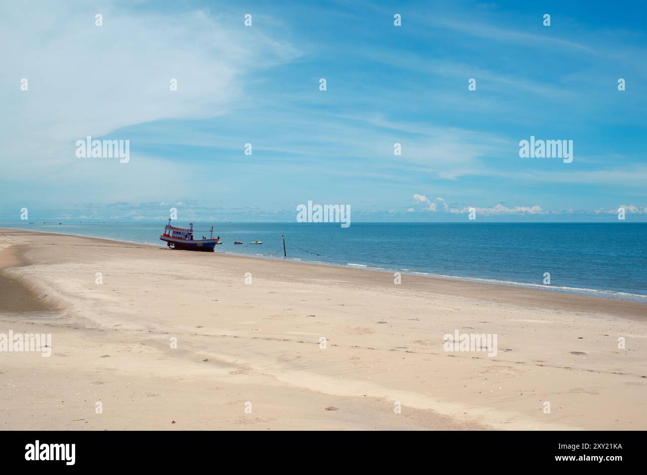 Wunderschöner, sauberer weißer Strand mit traditionellem Boot im tropischen Meer an sonnigen Tagen Stockfoto