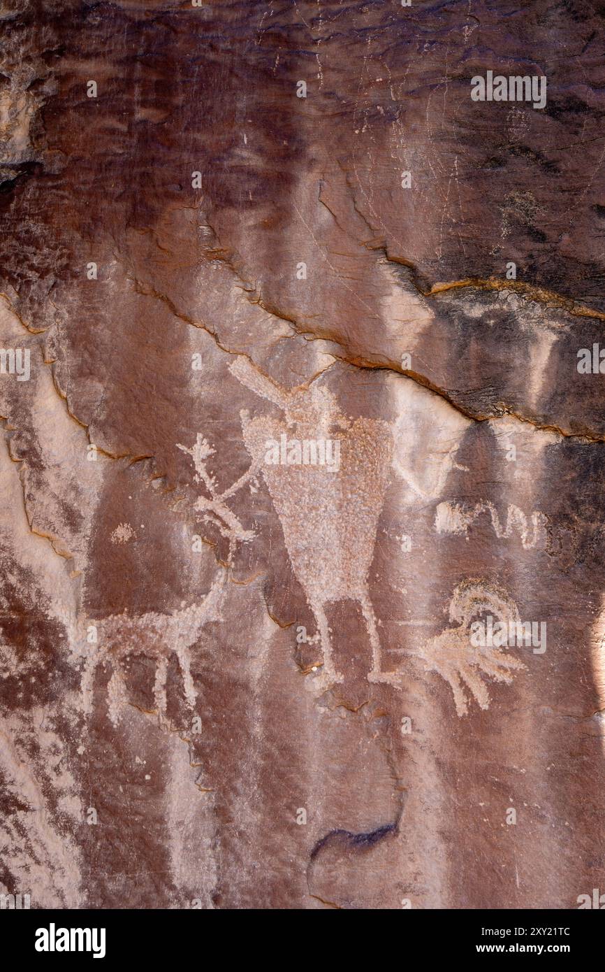 Eine prähispanische Felskunst- oder Petroglyphenplatte der Ureinwohner im Daddy's Canyon, einem Nebenfluss des Nine Mile Canyon, Utah. Stockfoto