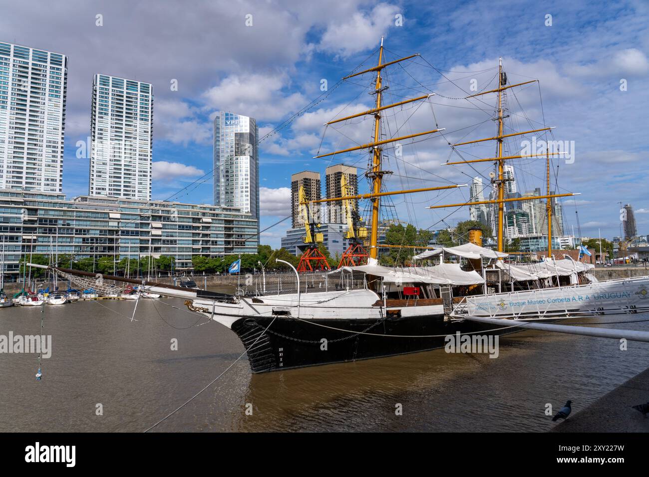 Die ARA Uruguay, ein Museumsschiff in Puerto Madero in Buenos Aires, Argentinien. Dahinter befindet sich die Skyline von Puerto Madero. Stockfoto