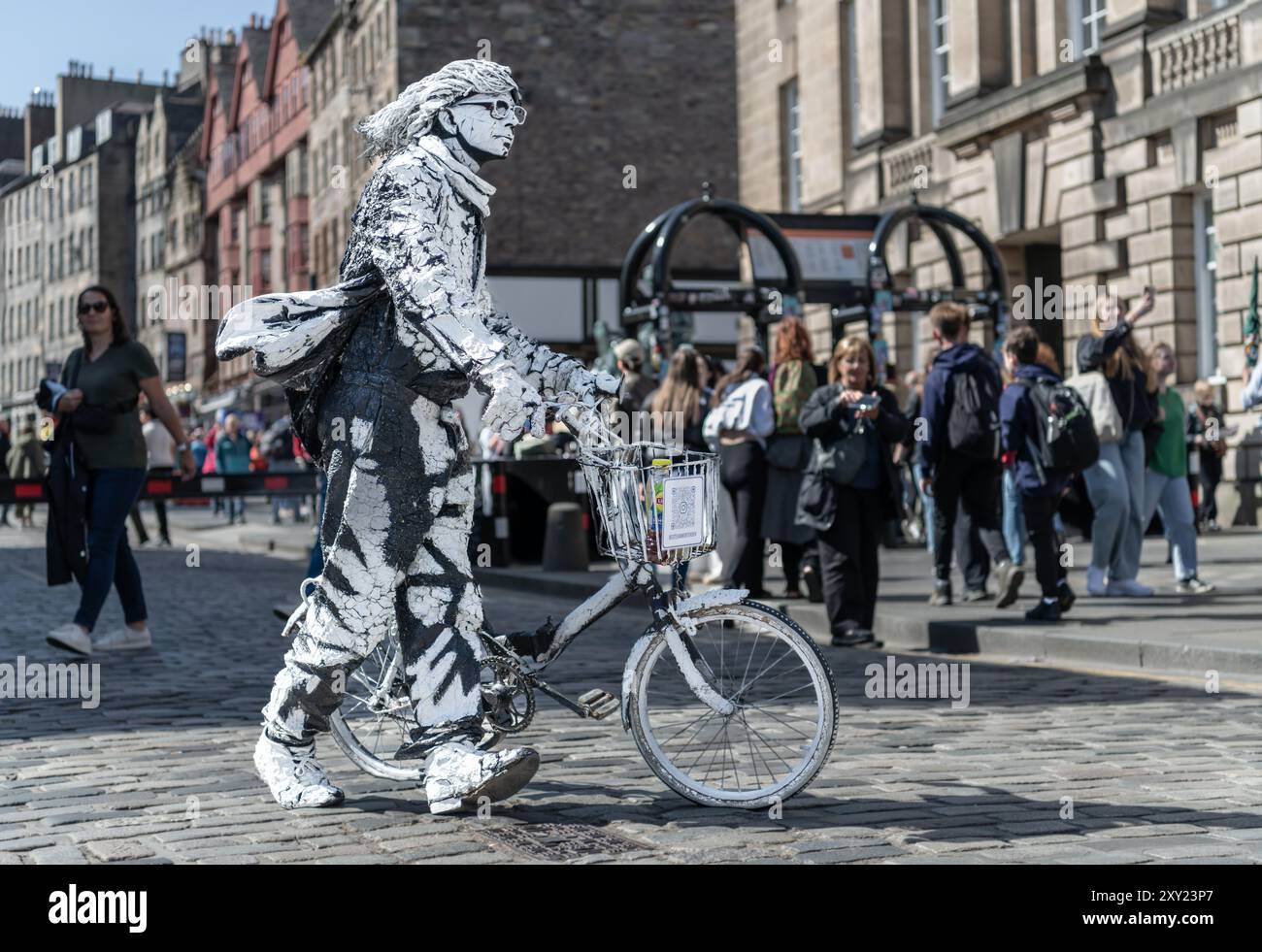 Living Statue Street Performer auf der Royal Mile während des Fringe Festivals in Edinburgh, Schottland, Großbritannien Stockfoto