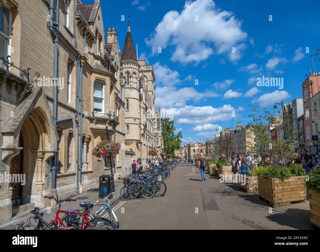 Blick auf die Broad Street mit Balliol College auf der linken Seite, Oxford, Oxfordshire, England, Großbritannien Stockfoto