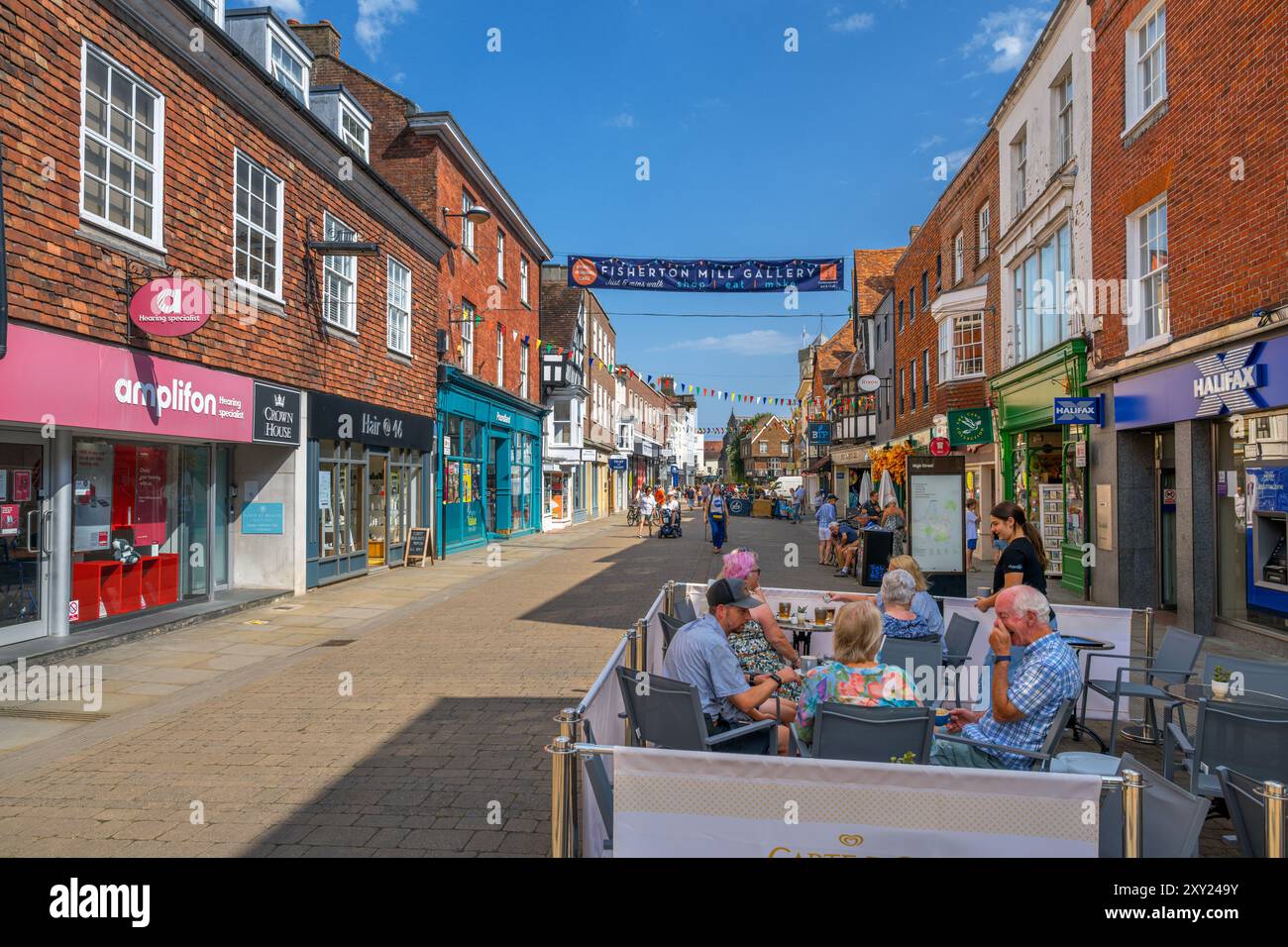 Café und Geschäfte an der High Street, Salisbury, Wiltshire, England, Großbritannien Stockfoto
