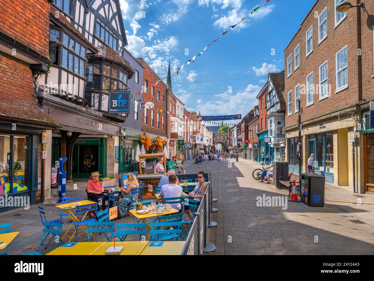 Café und Geschäfte an der High Street, Salisbury, Wiltshire, England, Großbritannien Stockfoto