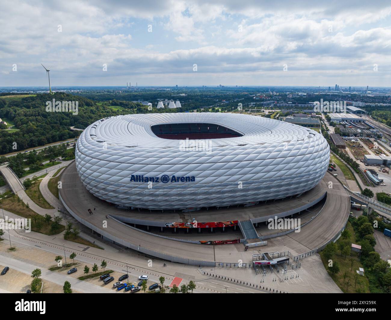 MÜNCHEN - 27. AUGUST: Luftaufnahme der Allianz-Fußballarena am 27. August 2024 in München. Stockfoto