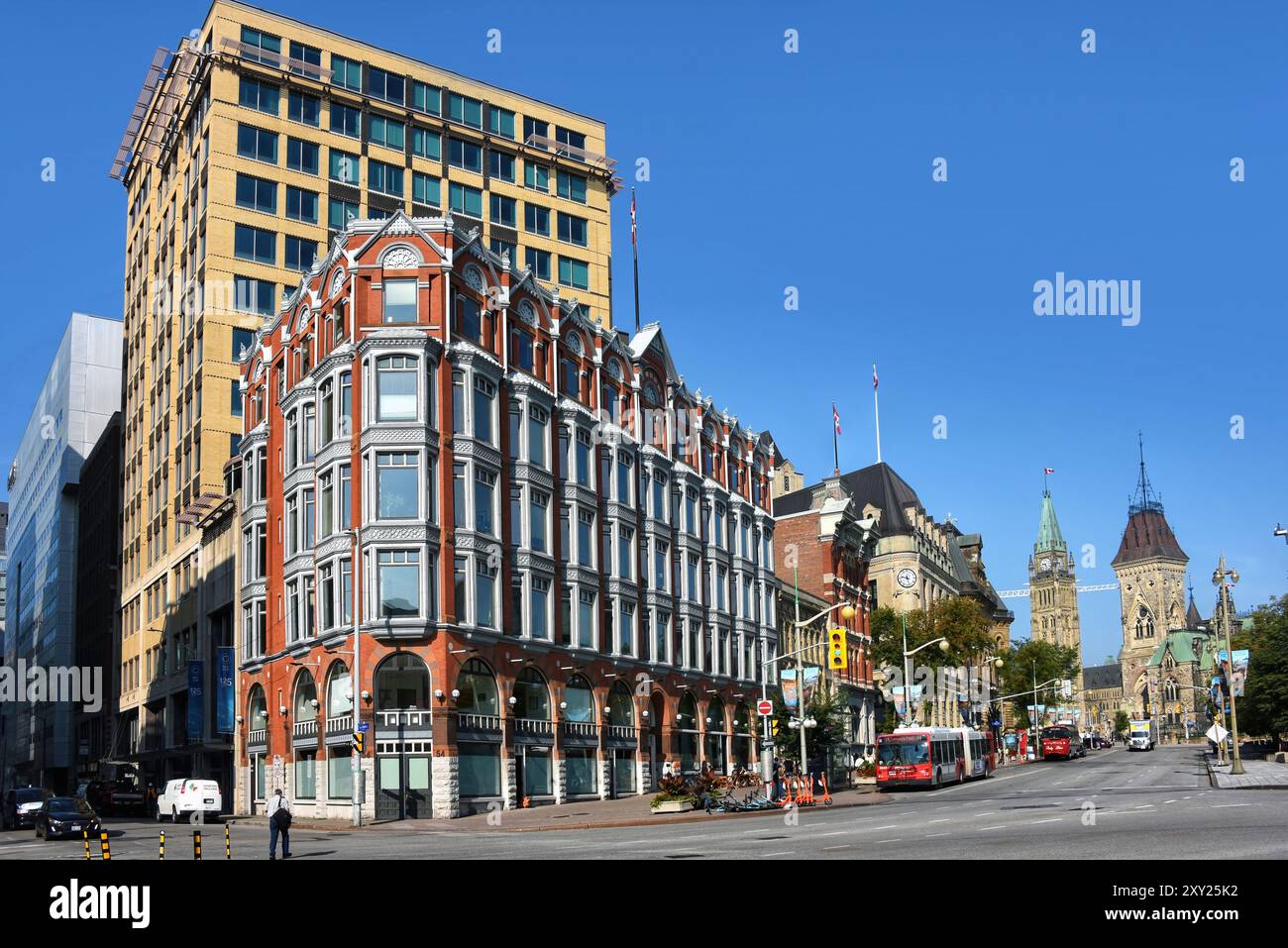 Ottawa, Kanada – 27. August 2024: Das historische Chambers Building, (im Vordergrund) eine National Historic Site, an der Elgin Street mit dem Peace Tower of Stockfoto