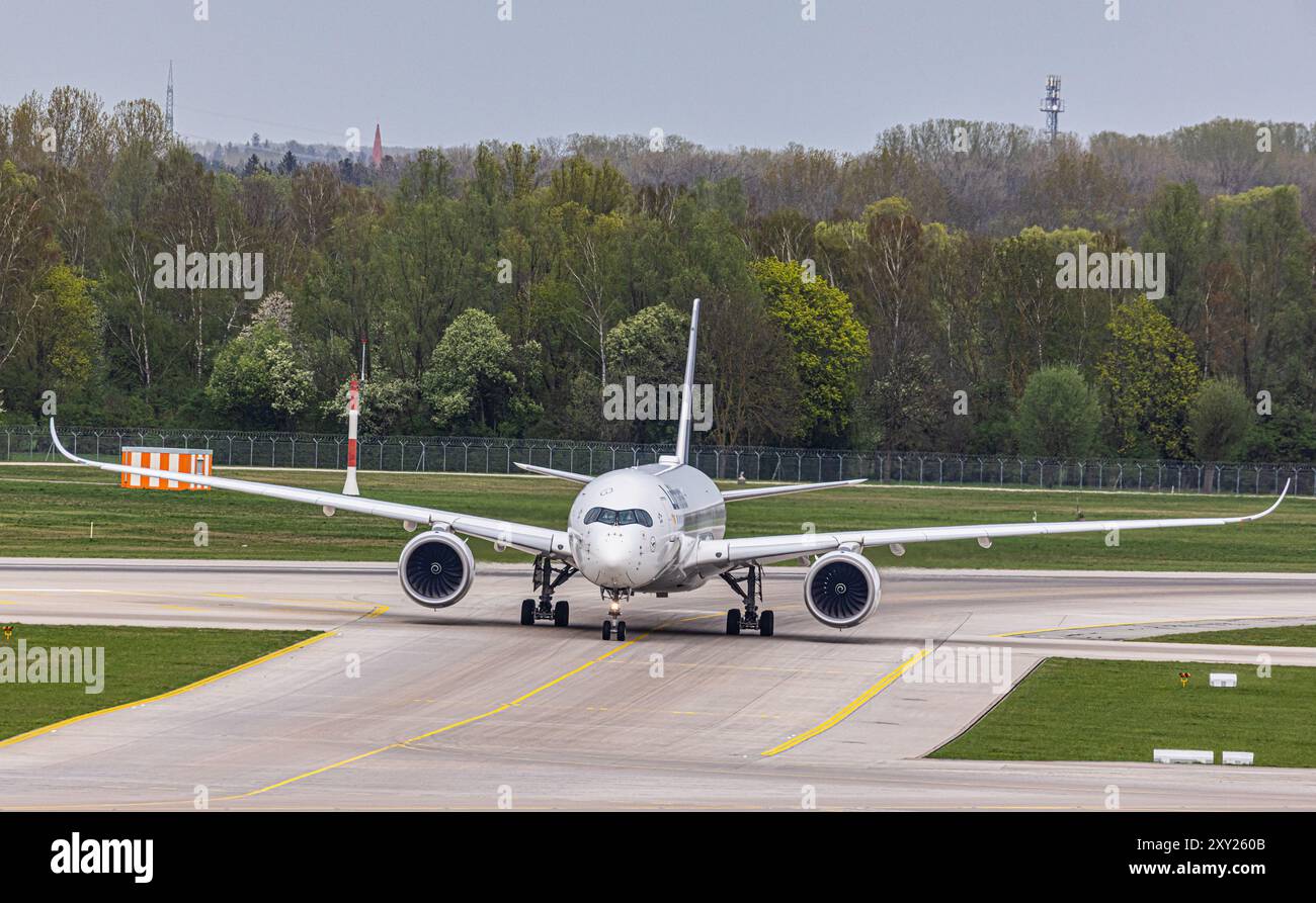 München, 7. April 2024: Ein Lufthansa Airbus A350-941 fährt nach der Landung am Flughafen München mit dem Taxi zum Terminal. Registrierung D-AIXD. (Foto: Andre Stockfoto