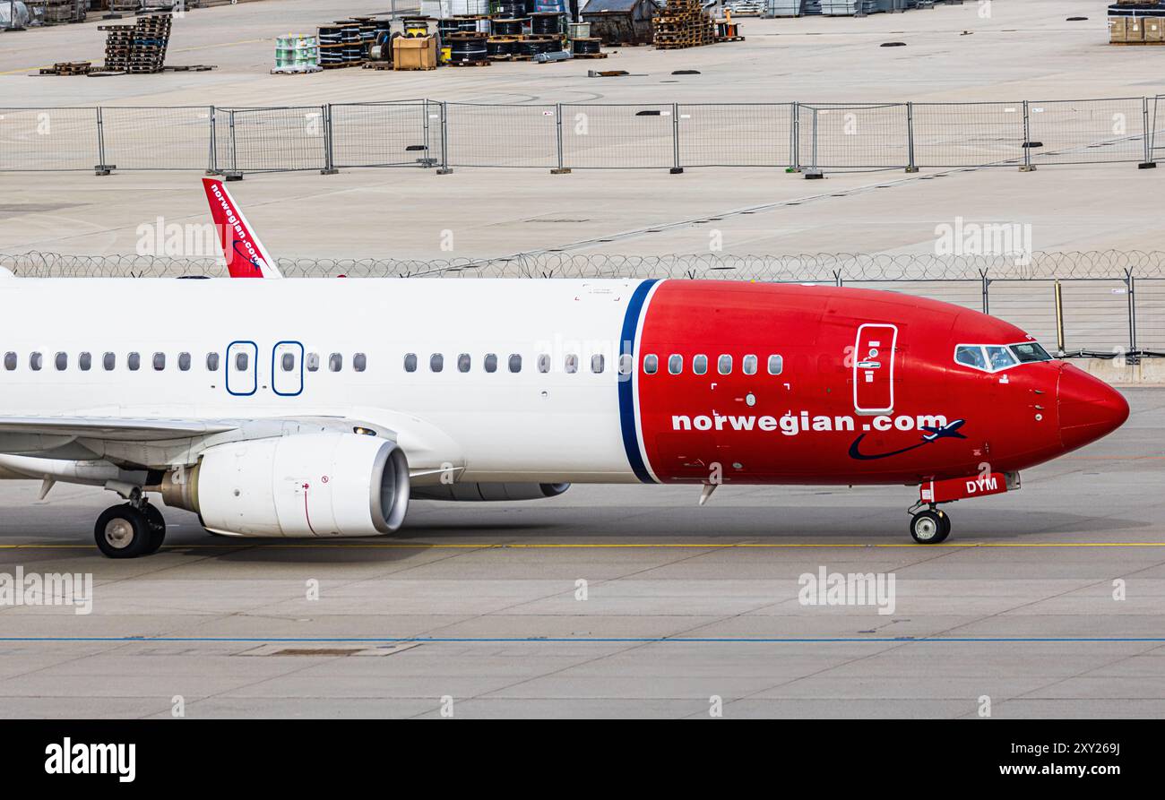 Eine Boeing 737-8JP von Norwegian rollt nach der Landung auf dem Flughafen München zum Terminal. Registrierung LN-DYM. Stockfoto