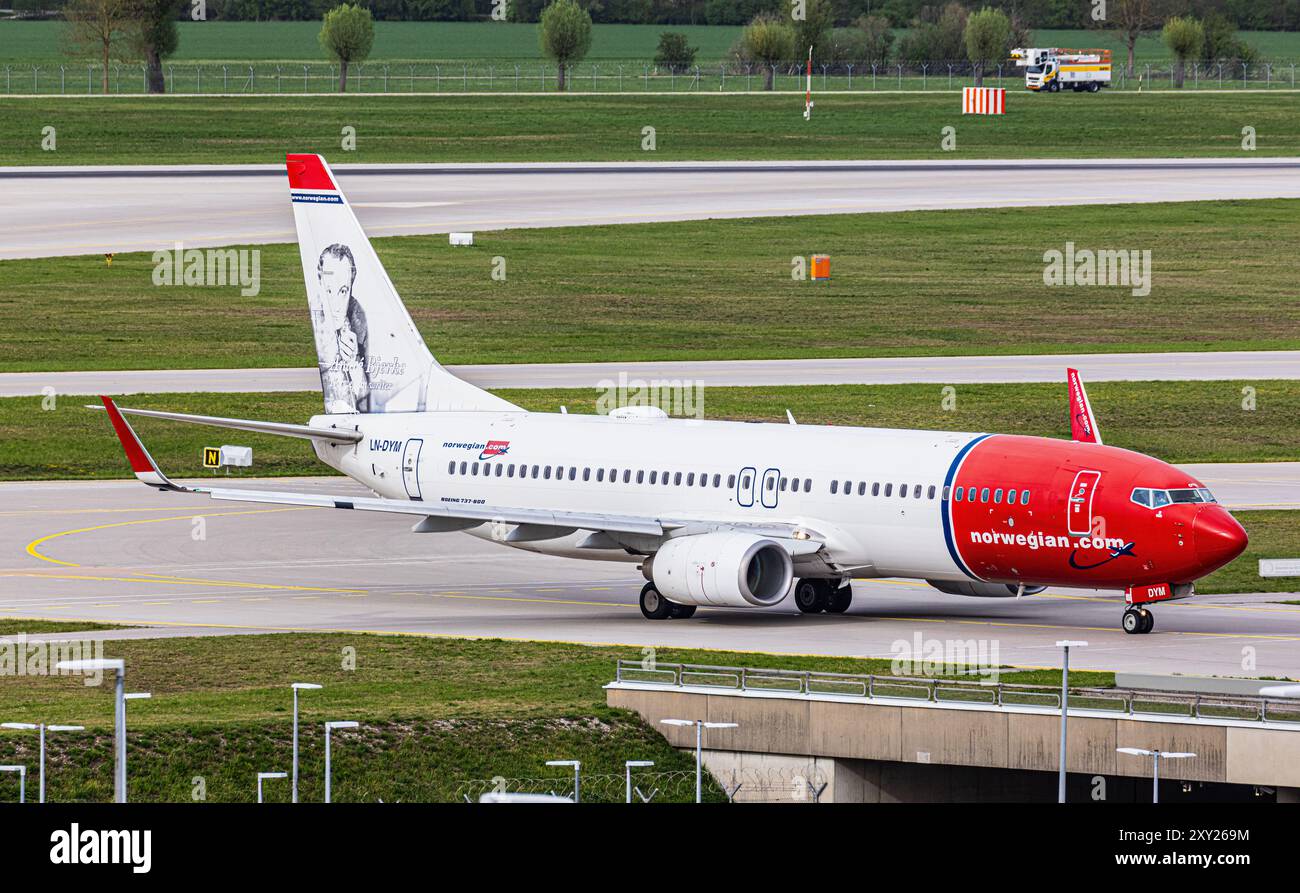 Eine Boeing 737-8JP von Norwegian rollt nach der Landung auf dem Flughafen München zum Terminal. Registrierung LN-DYM. Stockfoto