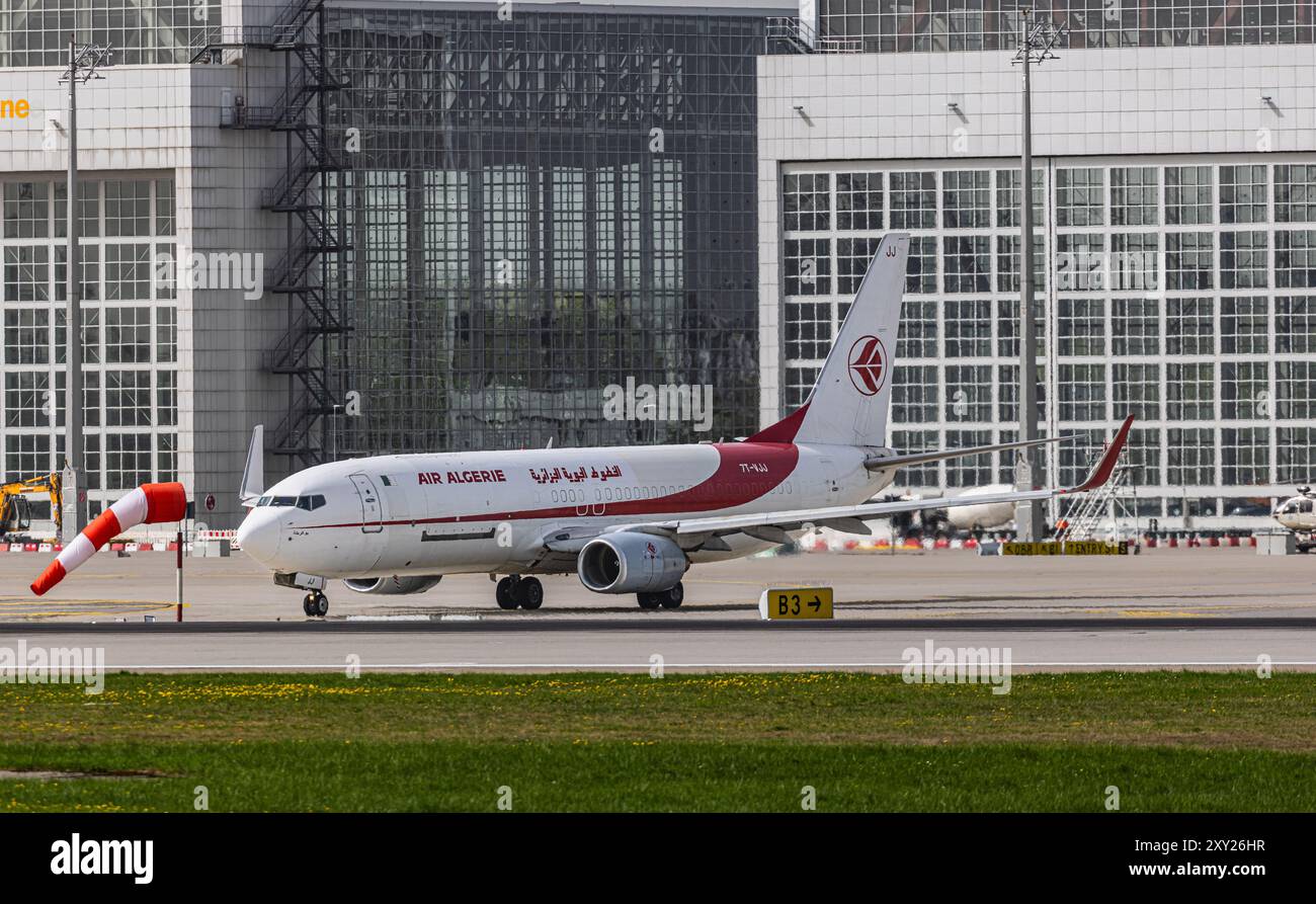 München, 8. April 2024: Eine Air Algerie Boeing 737-800 Taxis zur Start- und Landebahn am Flughafen München. Registrierung 7T-VJJ. (Foto: Andreas Haas/dieBil Stockfoto