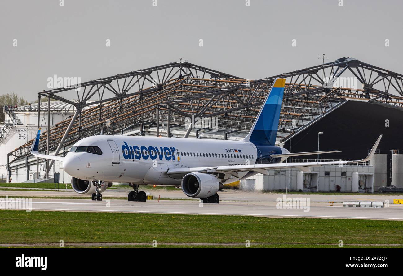 München, 8. April 2024: Ein Airbus A320-214 von Discover Airlines fährt mit dem Taxi zur Start- und Landebahn am Flughafen München. Registrierung D-AIUU. (Foto von Andreas Stockfoto