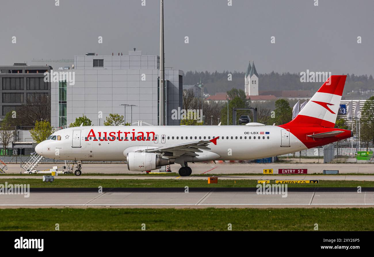 München, 8. April 2024: Ein Austrian Airlines Airbus A320-214 fährt mit dem Taxi zur Start- und Landebahn am Flughafen München. Registrierung OE-LBX. (Foto von Andreas Haas Stockfoto