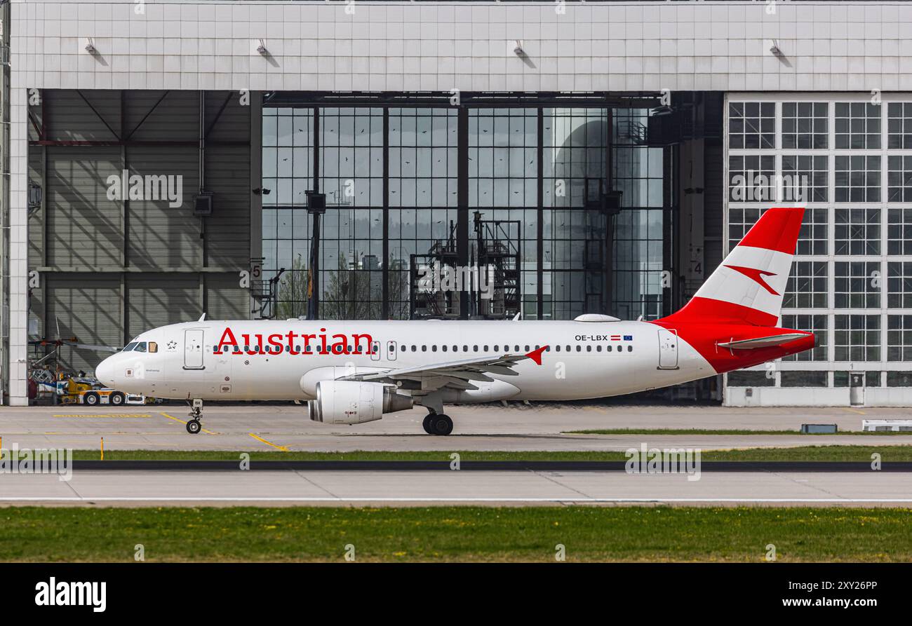 München, 8. April 2024: Ein Austrian Airlines Airbus A320-214 fährt mit dem Taxi zur Start- und Landebahn am Flughafen München. Registrierung OE-LBX. (Foto von Andreas Haas Stockfoto