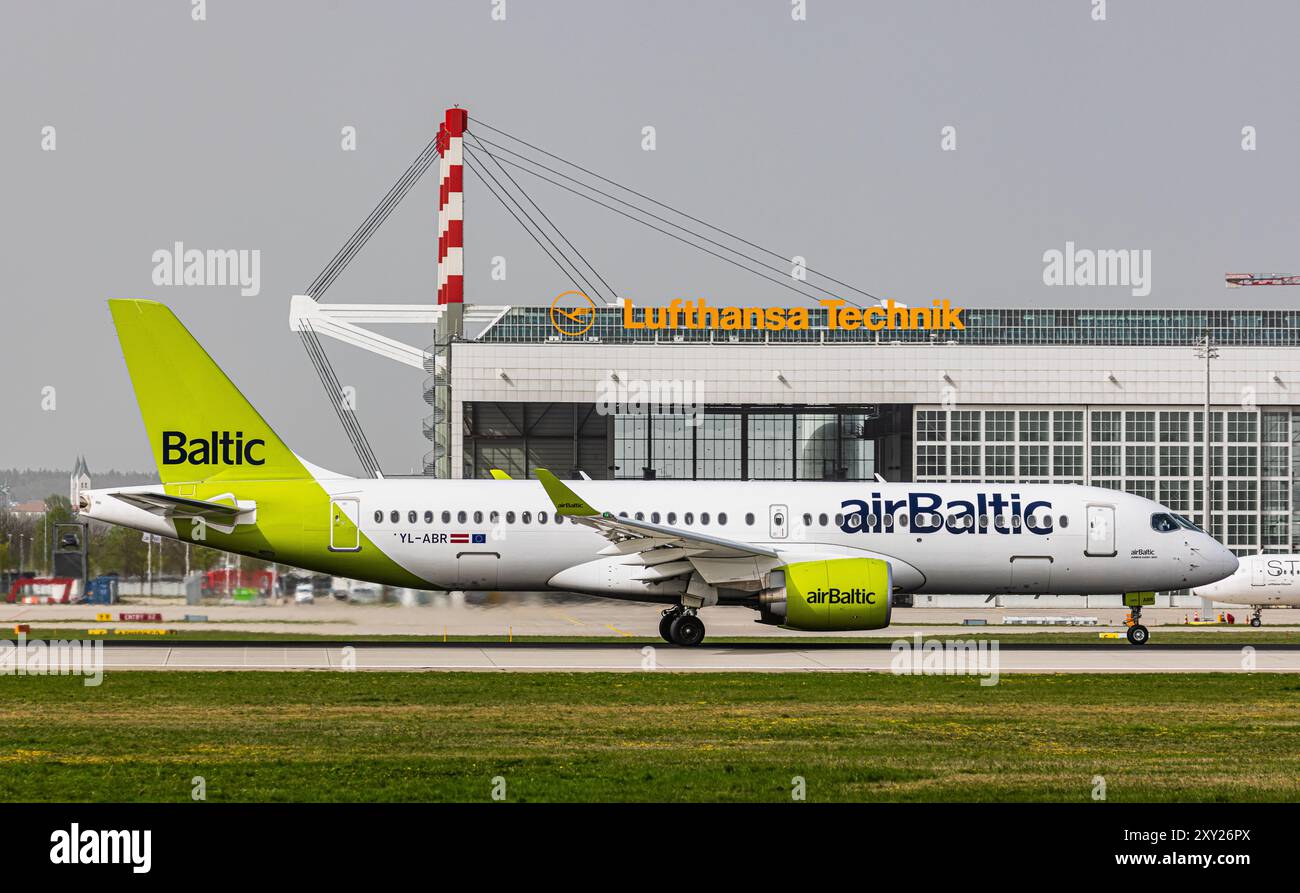 München, 8. April 2024: Ein Airbus A220-371 von Air Baltic startet von der Start- und Landebahn am Flughafen München. Registrierung YL-ABR. (Foto von Andreas Stockfoto
