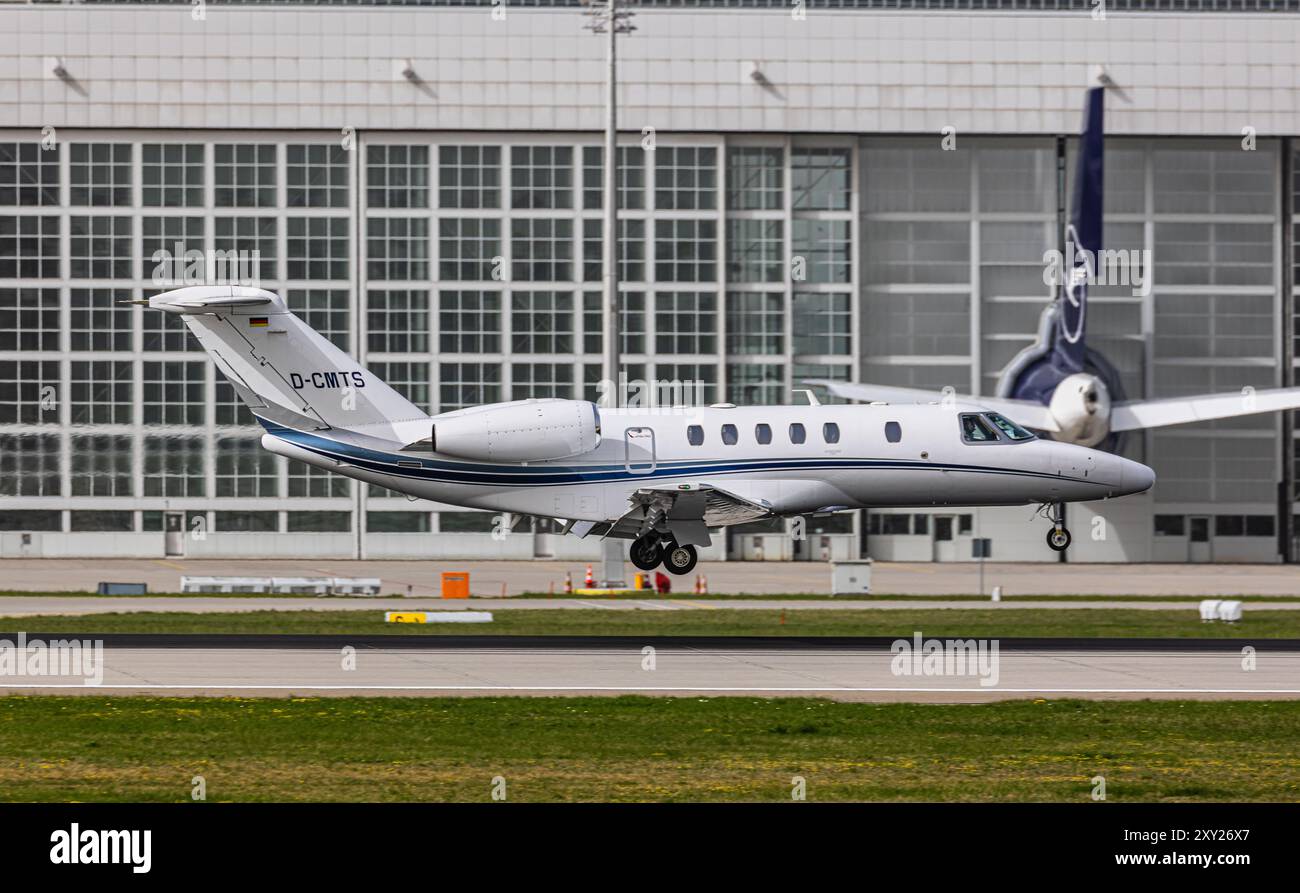 München, 8. April 2024: Eine Cessna 525C Citation CJ4 von E-Aviation ist auf ihrem letzten Anflug zum Flughafen München. Registrierung D-CMTS. (Foto von A Stockfoto