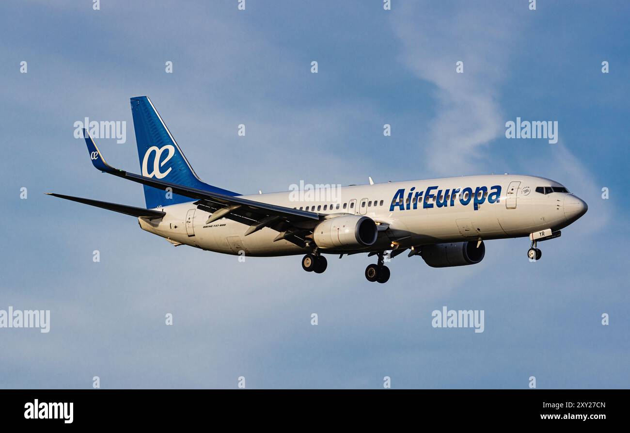 Eine Air Europa Boeing 737-85P befindet sich auf ihrem letzten Anflug zum Flughafen Zürich. Registrierung EC-LYR. (Zürich, Schweiz, 20.03.2024) Stockfoto