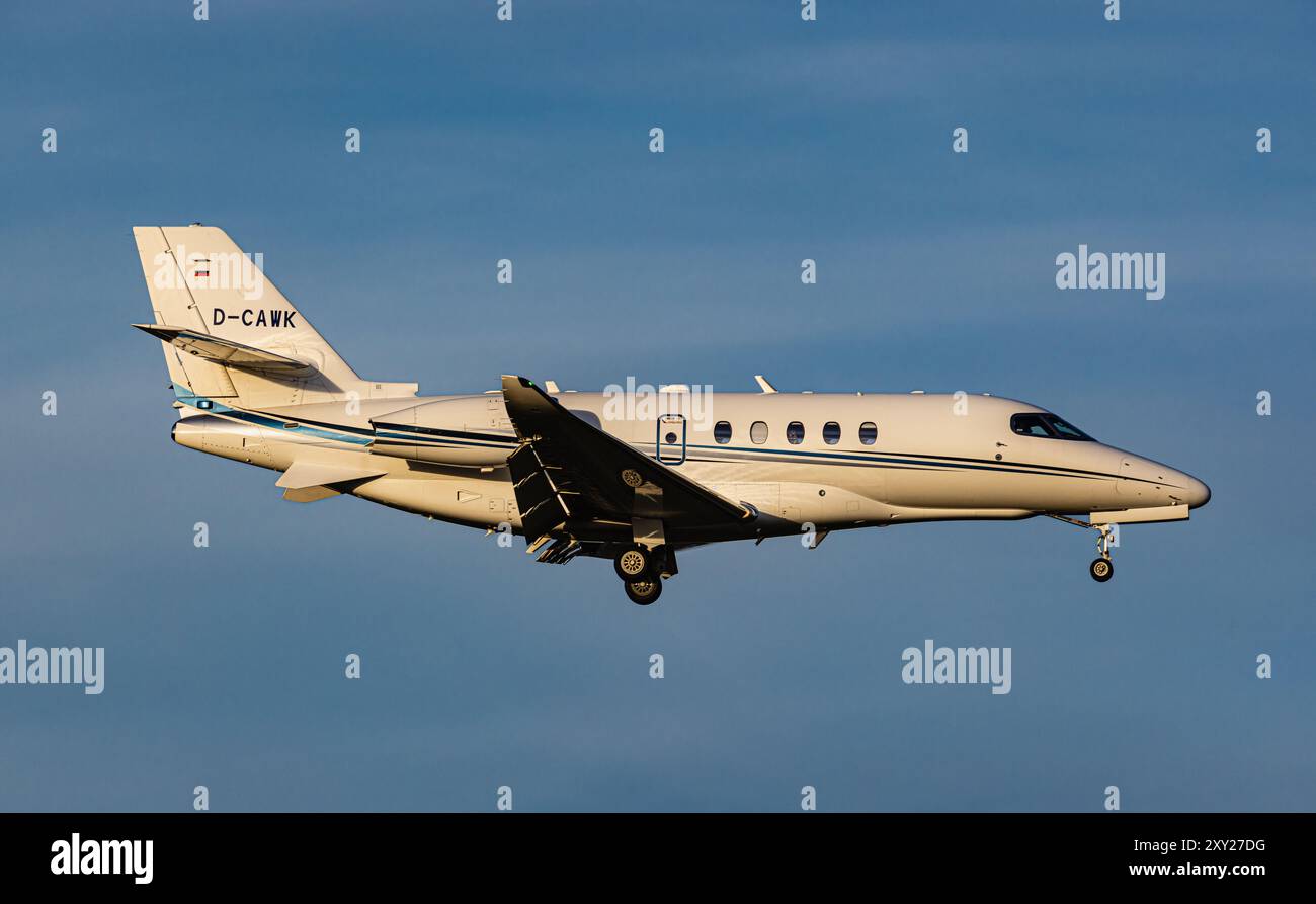 Eine Aerowest Cessna 680A Citation Latitude befindet sich auf dem letzten Anflug zum Flughafen Zürich. Registrierung D-CAWK. (Zürich, Schweiz, 20.03.2024) Stockfoto