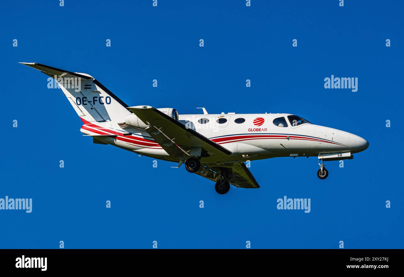 Zürich, Schweiz, 10. Mai 2024: Eine GlobeAir Cessna 510 Citation Mustang nähert sich dem Flughafen Zürich an. Registrierung OE-FCO. (Foto von Andreas Ha Stockfoto