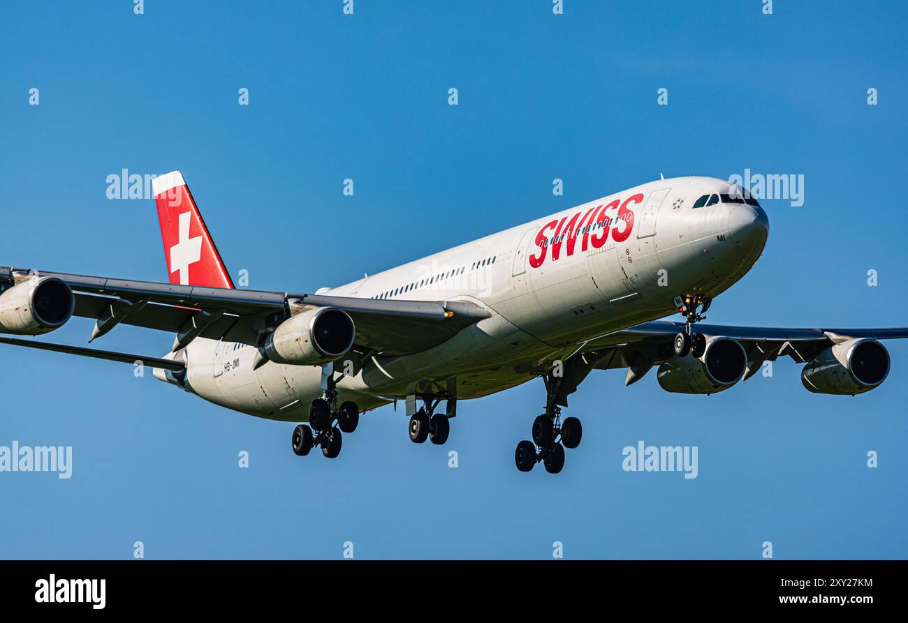 Zürich, Schweiz, 10. Mai 2024: Ein Airbus A340-313X von Swiss International Airlines ist auf seinem letzten Anflug zum Flughafen Zürich. Registrierung HB- Stockfoto