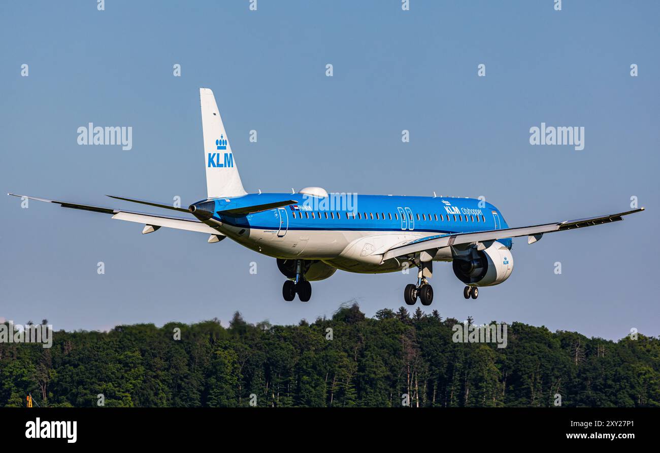 Zürich, Schweiz, 10. Mai 2024: Ein Embraer E195-E von KLM Cityhopper ist auf dem letzten Landeanflug zum Flughafen Zürich. Registrierung PH-NXM. (Ph Stockfoto