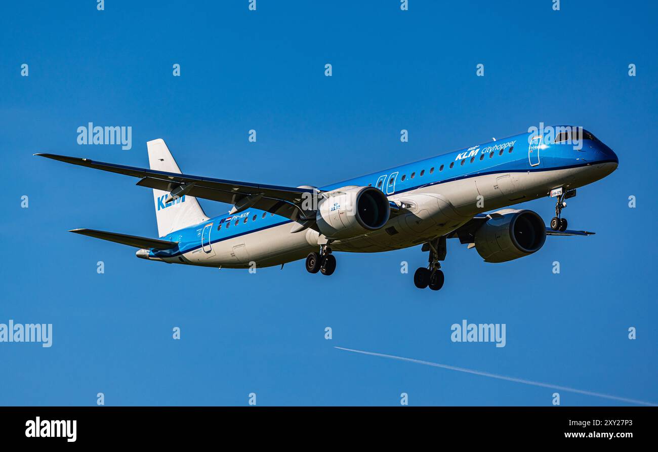 Zürich, Schweiz, 10. Mai 2024: Ein Embraer E195-E von KLM Cityhopper ist auf dem letzten Landeanflug zum Flughafen Zürich. Registrierung PH-NXM. (Ph Stockfoto