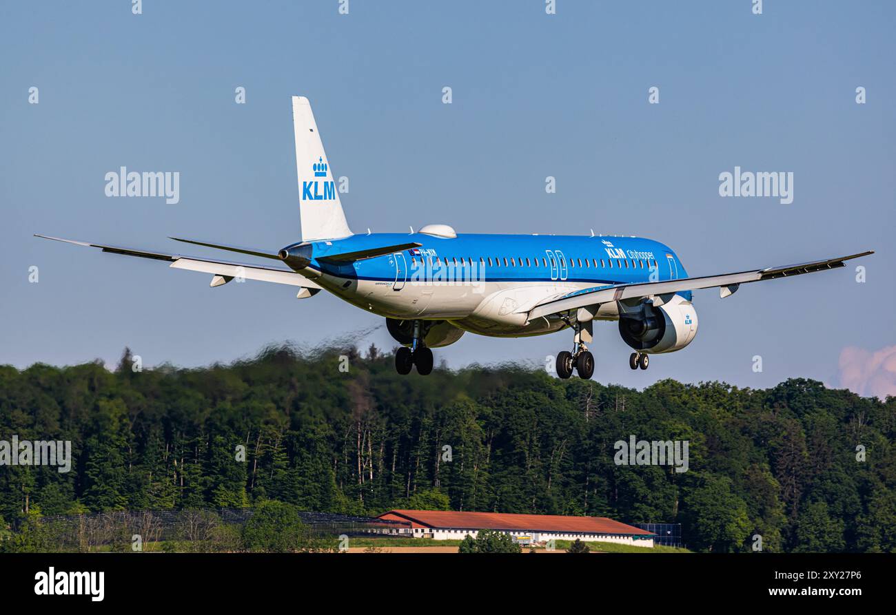Zürich, Schweiz, 10. Mai 2024: Ein Embraer E195-E von KLM Cityhopper ist auf dem letzten Landeanflug zum Flughafen Zürich. Registrierung PH-NXM. (Ph Stockfoto
