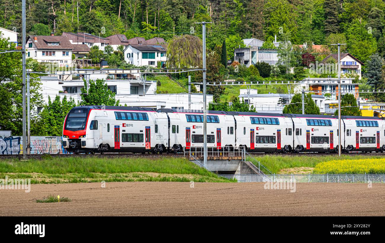 Bassersdorf, Schweiz, 4. Mai 2024: Ein IR-Dosto (SBB Rabe 512) fährt durch den Bahnhof Bassersdorf. (Foto: Jonas Philippe/dieBildmanufaktu Stockfoto