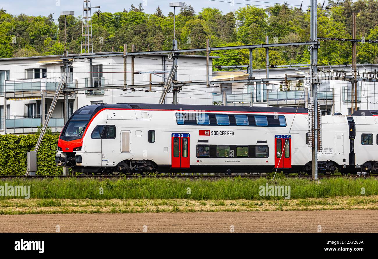 Bassersdorf, Schweiz, 4. Mai 2024: Ein IR-Dosto (SBB Rabe 512) fährt durch den Bahnhof Bassersdorf. (Foto: Andreas Haas/dieBildmanufaktur) Stockfoto