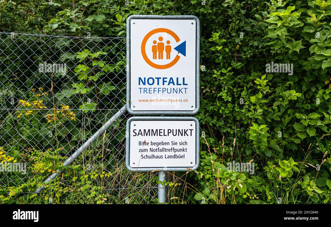 Rafz, Schweiz, 7. Juli 2024: Ein Schild markiert einen Notfalltreffpunkt in der Zürcher Gemeinde Rafz. (Foto: Andreas Haas/dieBildmanufaktur) Stockfoto