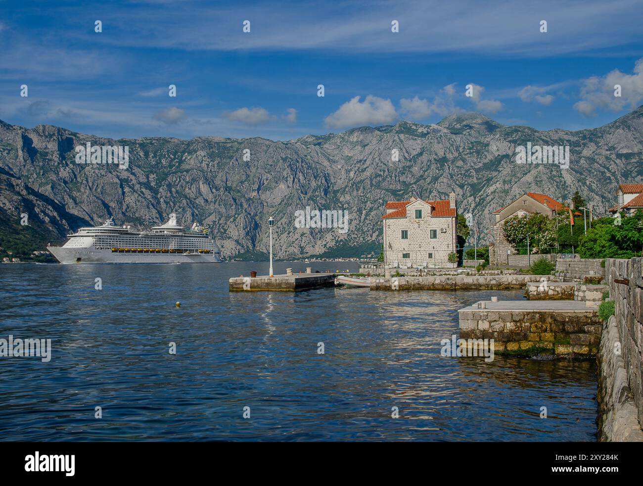 Stoliv Dorf und Blick über die Kotor Bucht mit Kreuzfahrtschiff Stockfoto