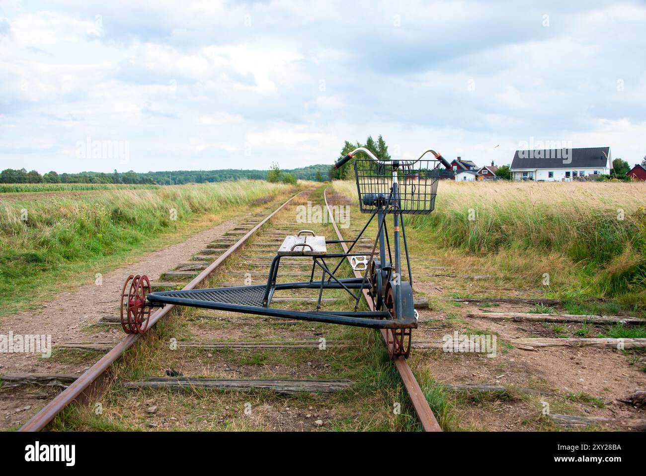 Ein einziges Eisenbahnfahrrad (Draisine-Radfahren) auf den Gleisen in Klippan, Schweden Stockfoto