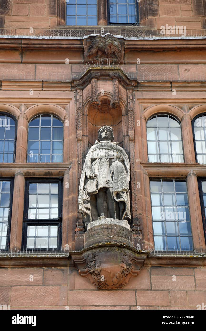 Statue von Ranulf Earl of Chester an der Fassade des Coventry Council House Stockfoto