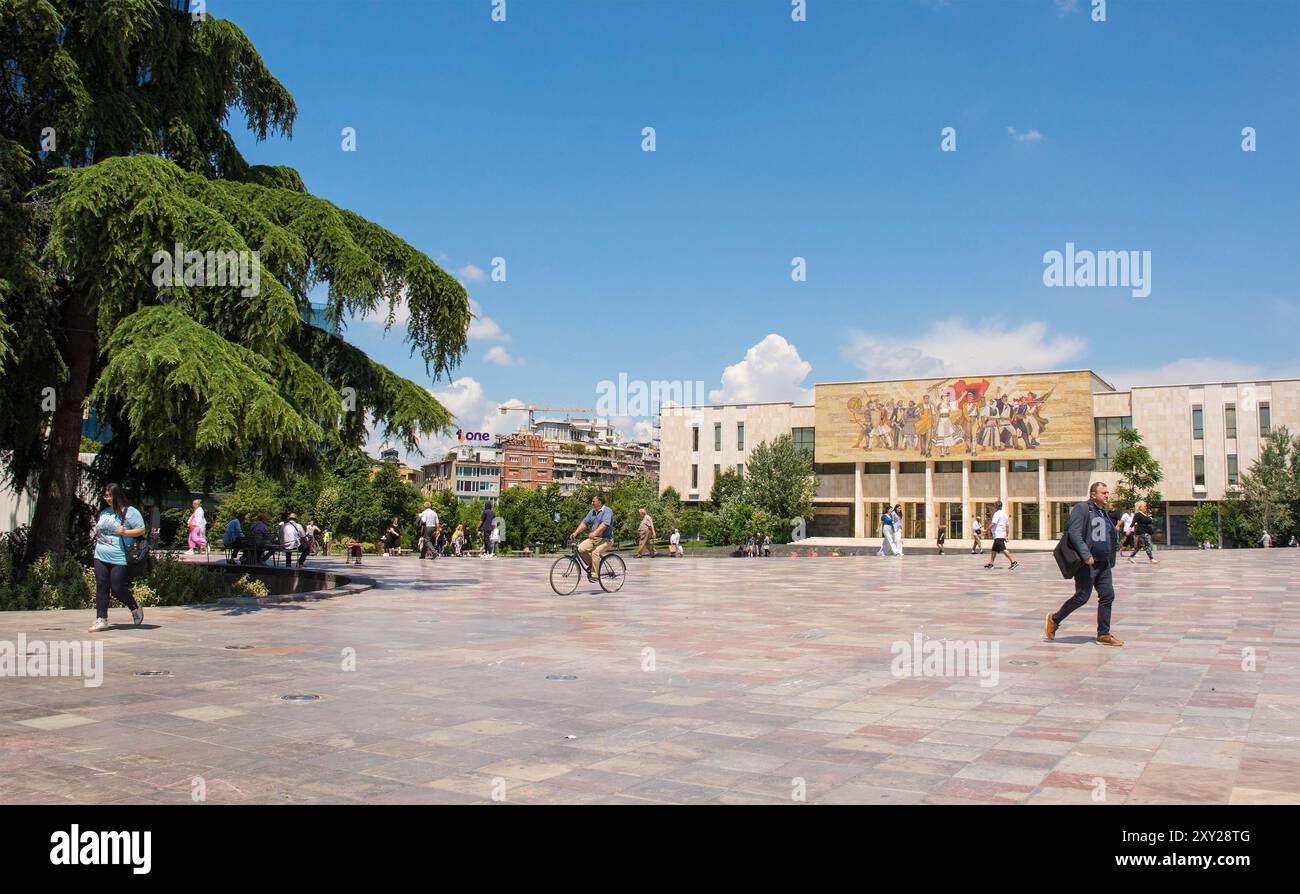 Tirana, Albanien-Mai 30 2024. National History Museum auf dem Skanderbeg Platz, Tirana. Es zeigt das albanische Mosaikgemälde, den albanischen sozialistischen Realismus Stockfoto