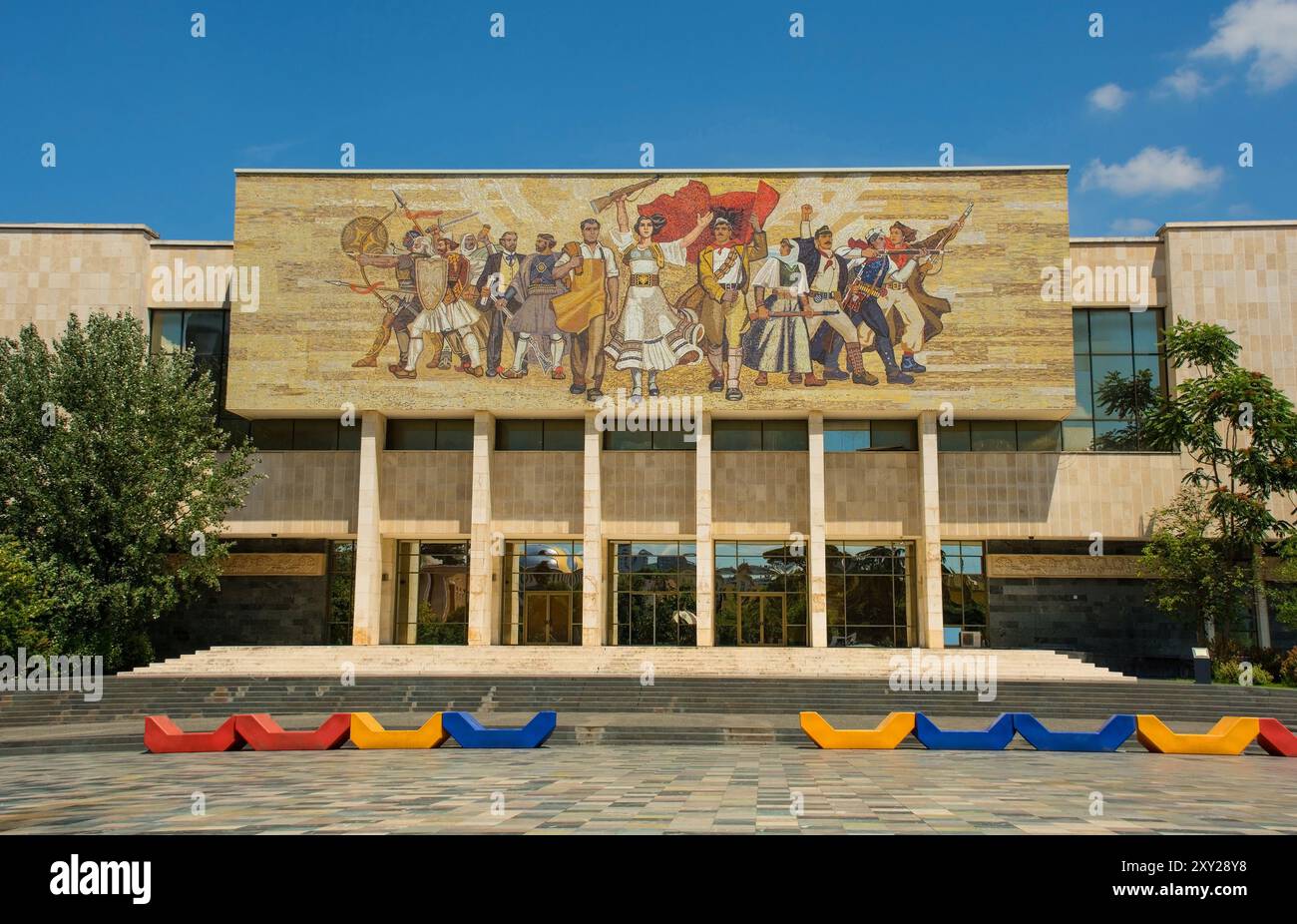 Das nationale Geschichtsmuseum auf dem Skanderbeg-Platz im Zentrum von Tirana. Es zeigt das 565 m2 große Mosaikgemälde der Albaner im späten albanischen sozialistischen Realismus Stockfoto