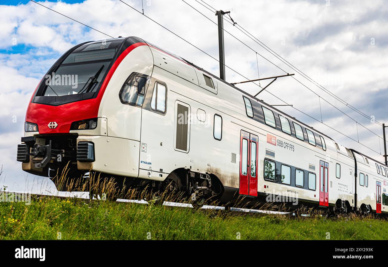 Rafz, Schweiz, 23. Juni 2024: Eine neue SBB IR-Dosto (Rabe 512) fährt auf der Bahnstrecke von Bülach nach Schaffhausen. (Foto: Jonas Philippe/dieBild Stockfoto