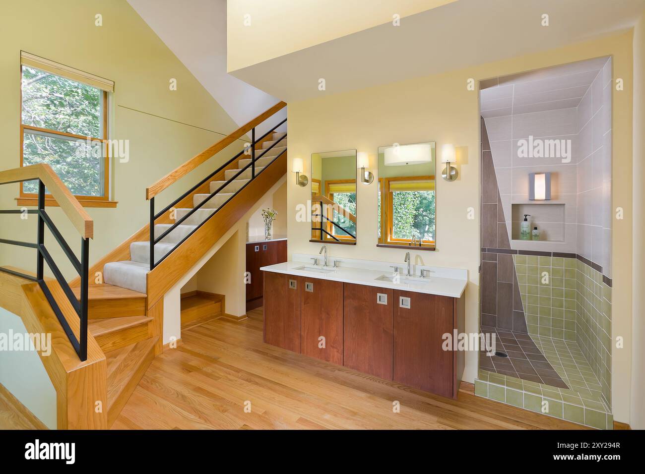 Modernes Bad mit großer bodenebener Dusche und Treppe zum Loft Stockfoto