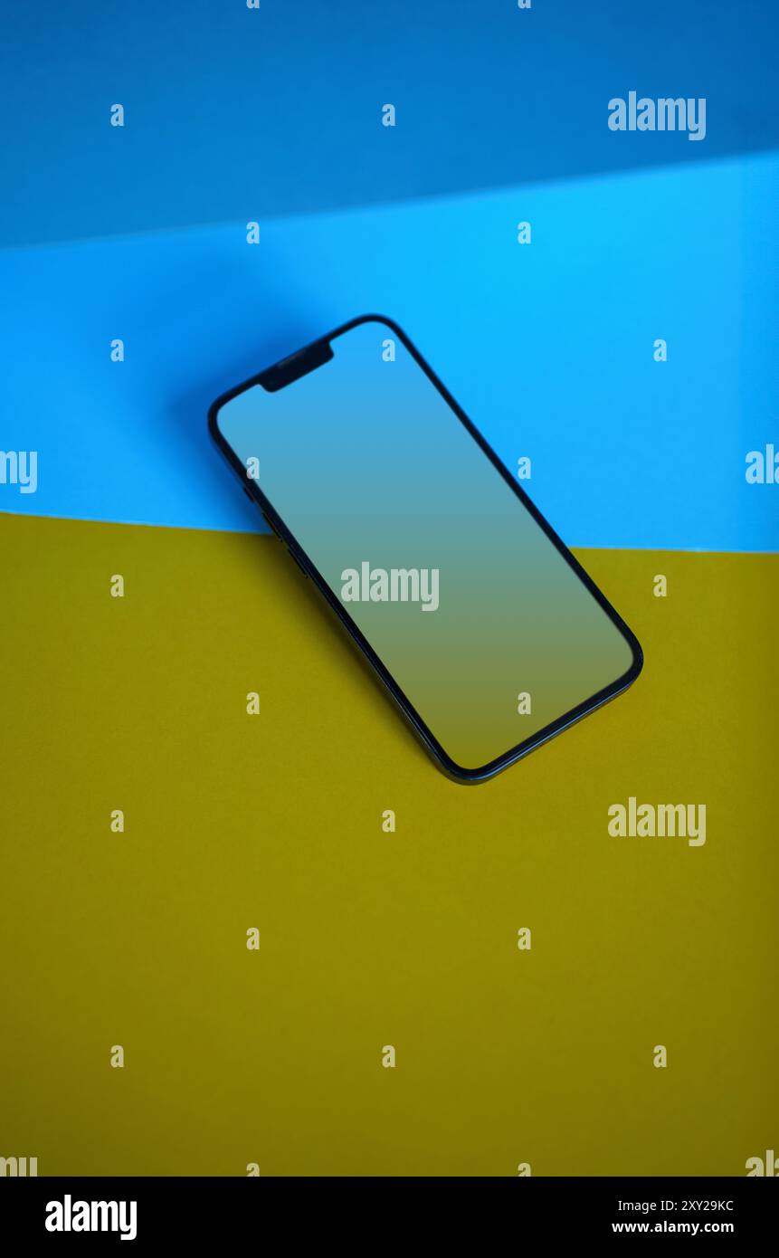Smartphone Clean Screen Mockup. Isoliert auf farbenfroher Abstufung. Ecectronic-Geräte-Gadget. Vertikal. Stockfoto