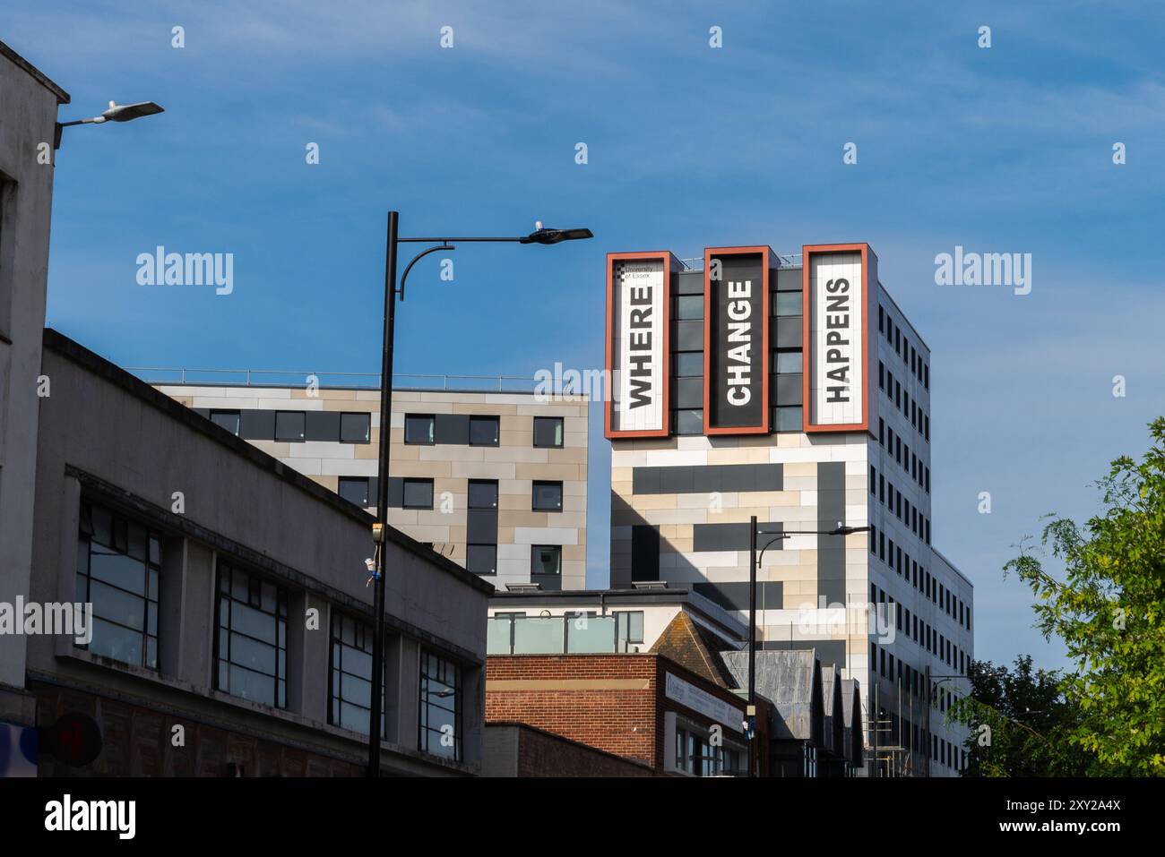 Neue Verkleidung, die die farbenfrohe HPL-Brandschutzverkleidung in der Studentenunterkunft der University of Essex in Southend on Sea ersetzte. Slogan ändern Stockfoto