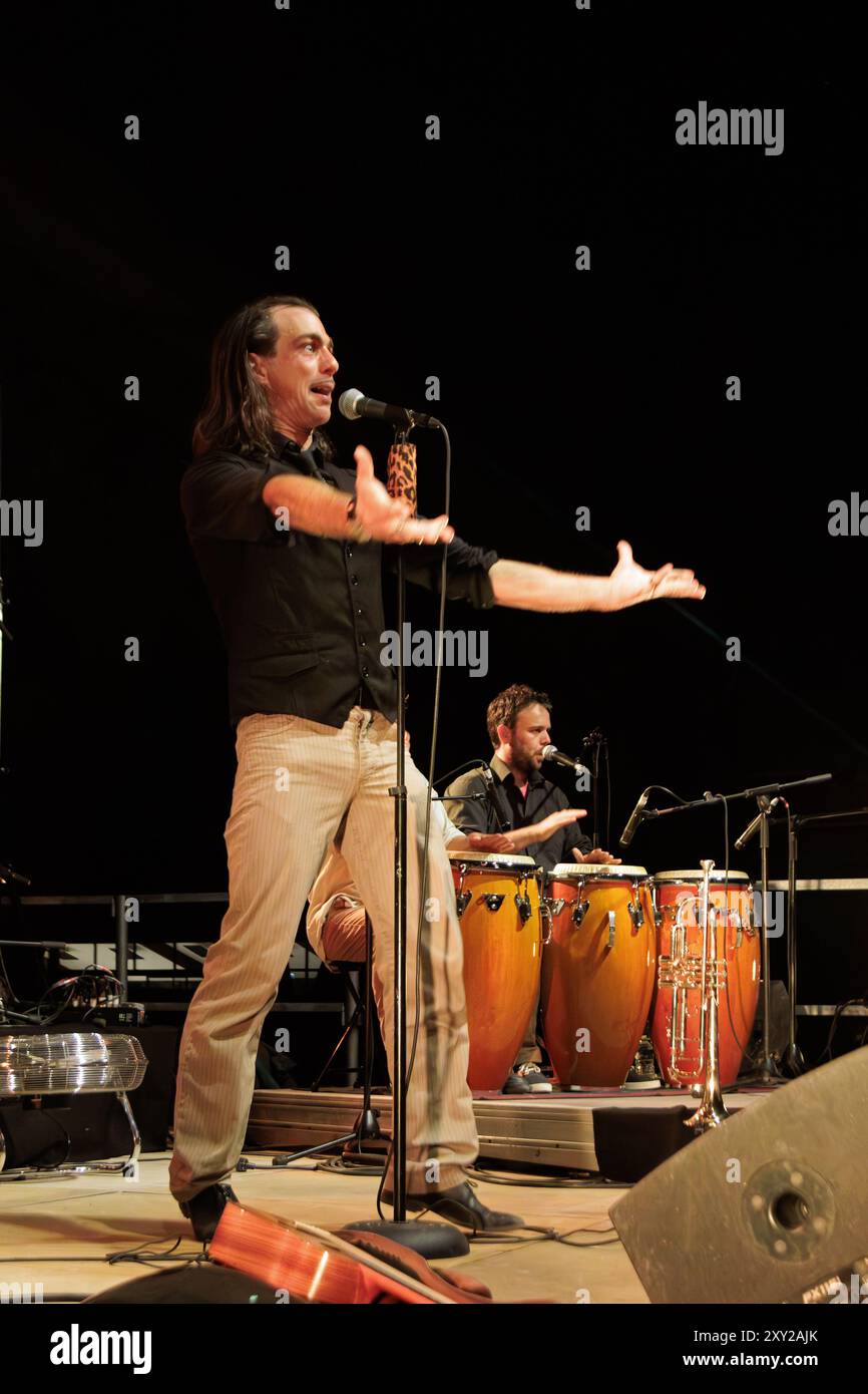 Alfredo Buendia y los Picaflores im Konzert für die Festival-Einladungen in der Domaine de La Vidalle. Vendres, Occitanie, Frankreich Stockfoto