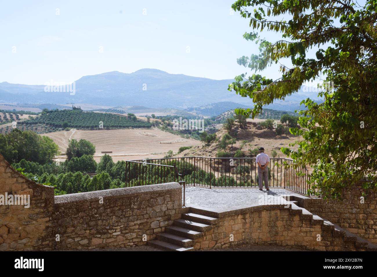 Ein alter Mann, der die Natur in Südspanien betrachtet Stockfoto
