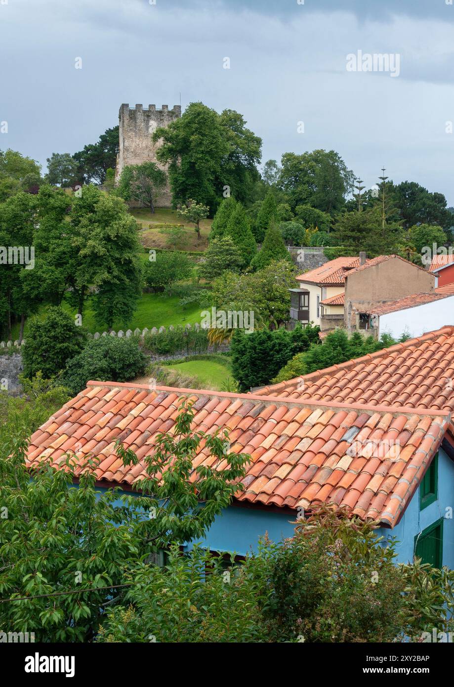 Eingebettet zwischen lebendigen Bäumen und rustikalen Häusern, befindet sich das beeindruckende Schloss von San Martin neben dem Fluss Nalon in Soto del Barco, Spanien Stockfoto