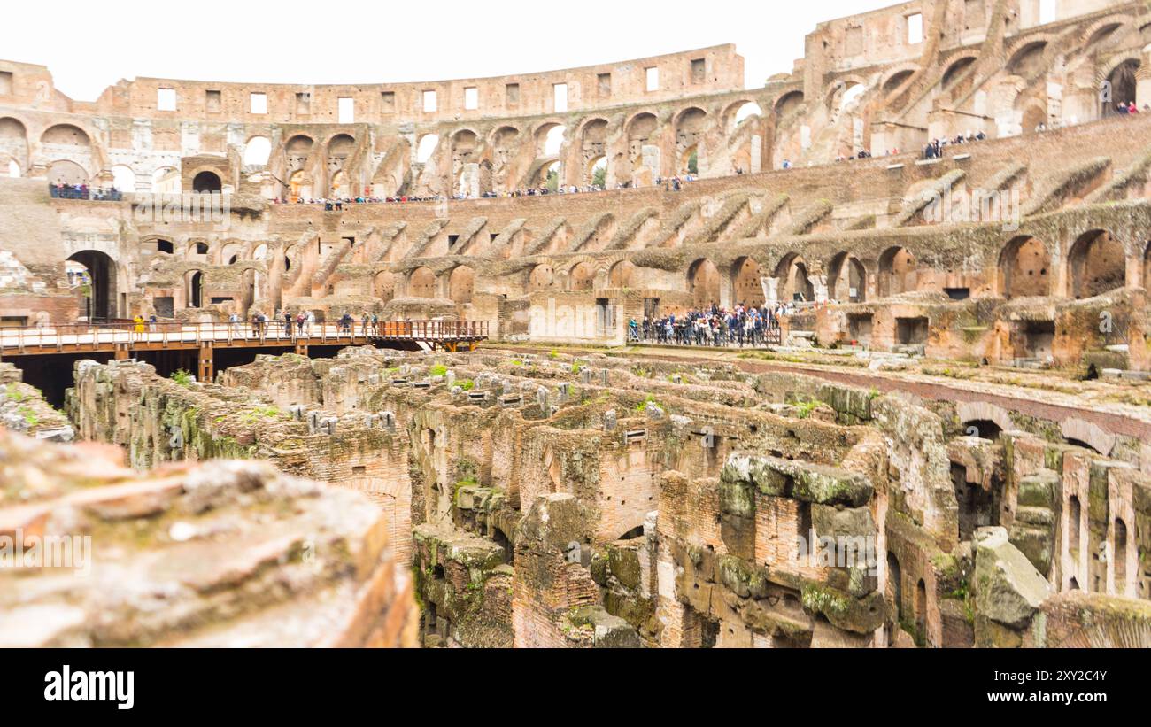 Im Inneren des Kolosseums: Ein Blick auf das historische Amphitheater Roms Stockfoto