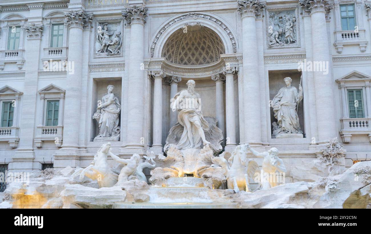 Majestätischer Blick auf den Trevi-Brunnen in Rom Stockfoto