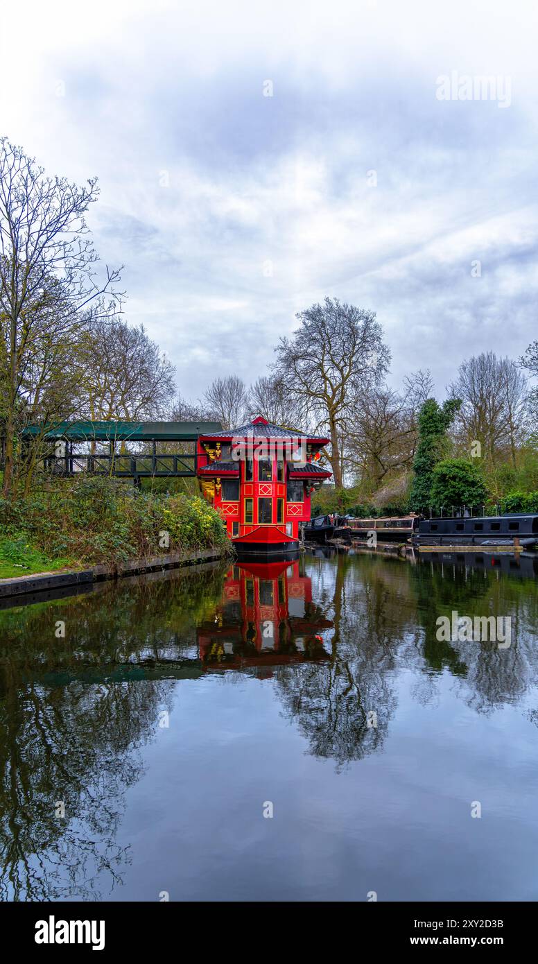 Schwimmendes rotes chinesisches Holzrestaurant im Wohnviertel Regents Park von Maida Vale in London, am Rande des Regent Canal mit s Stockfoto